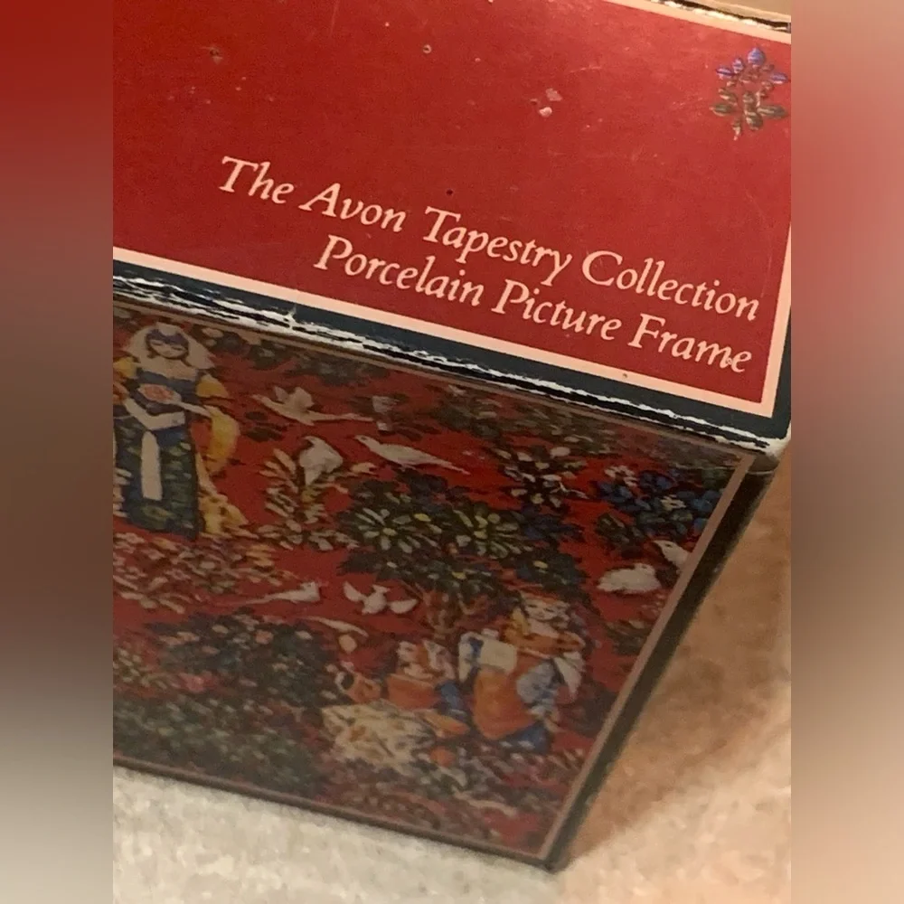 The Tapestry Collection by Avon 1981 Frame Porcelain 3.5 By 5 (holds 3x4 pic)